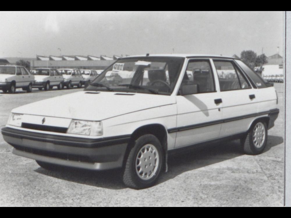 File:1988 Renault 11 Spring 1.2 Phase II, Dieppe, Seine-Maritime - France  (17833566845).jpg - Wikimedia Commons